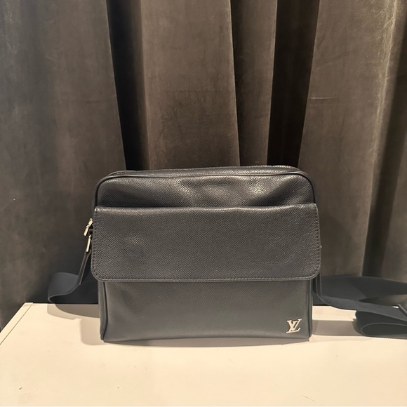 Louis Vuitton Alex Messenger PM Tiaga Leather - Picture 3 of 12